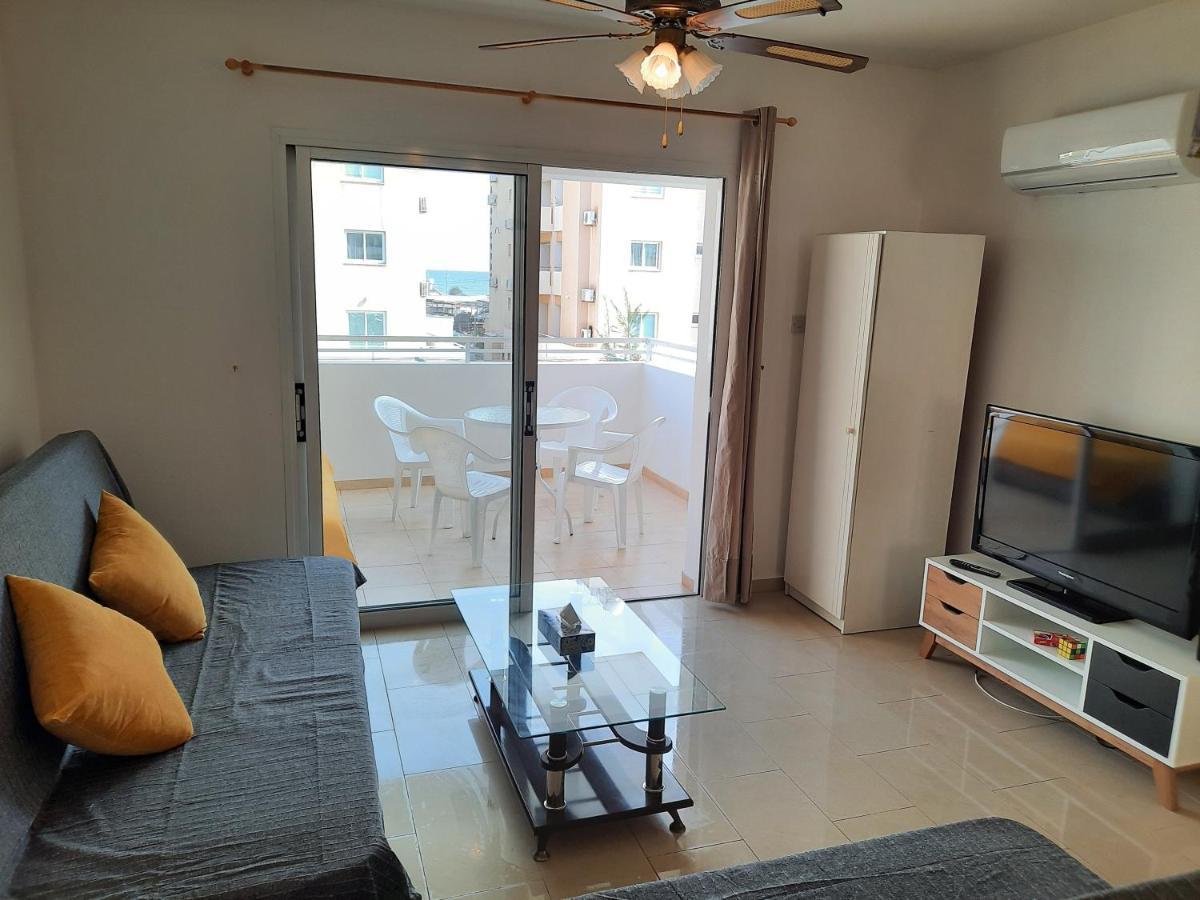 Large Apt 2 Bedrooms Sea View & 2 Balconies Larnaca Bagian luar foto