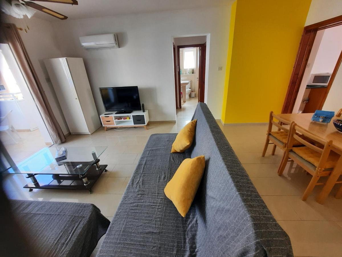 Large Apt 2 Bedrooms Sea View & 2 Balconies Larnaca Bagian luar foto